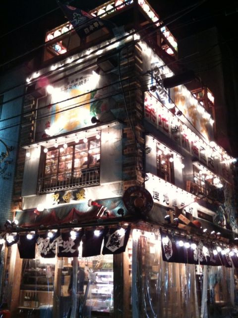 オオカワ 中目黒 鰓呼吸 お魚食べたくなったので。 新鮮なお刺身やお造りいっぱいあるのに一発目に魚肉ソーセージ頼むとか何ソレ珍百景 目の前のコンロではイカのわた焼き製造中 2010/1267098601.jpg
