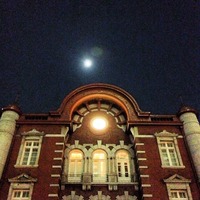 JR 東京駅 丸の内北口 ドームの時計と満月