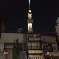 東京スカイツリー (Tokyo Skytree) 明治牛乳と古い民家とのコ...