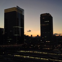 大丸 東京店 12階の休憩スペースから夕暮れのJPタワーと丸ビルと東京駅...