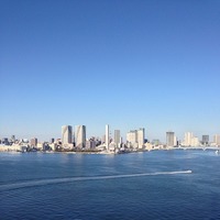 レインボーブリッジ プロムナード 東京湾、晴海とその奥、ずっと奥に東京スカ...
