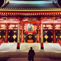 金龍山 浅草寺 (Senso-ji Temple) 夜の本堂のライトアップ...