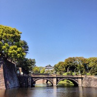 二重橋 (Nijubashi Bridge) 晴天の下の橋...