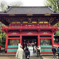 根津神社 (Nezu Shrine) 楼門の正面右側の随身は水戸光圀公がモ...