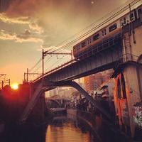 昌平橋 (神田川) 夕立ちの後、夕焼け小焼けの黄色い電車...