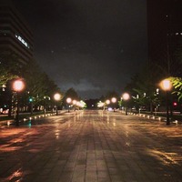 スノハレ広場(行幸通り) 深夜、濡れた地面と街灯...