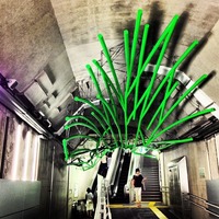 都営大江戸線 飯田橋駅 (E06) “「ウェブフレーム」と呼ばれる緑色の骨...