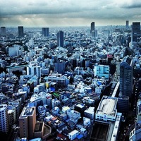 恵比寿ガーデンプレイスタワー 梅雨の曇り空の恵比寿、渋谷の街は紫陽花の色...