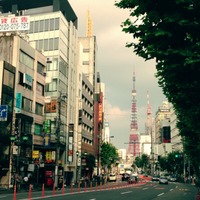 六本木 交差点 東京タワーの奥の空は夕立ちの準備をし始めた感じ...