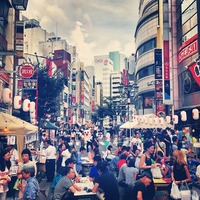 ビックロ ユニクロ新宿東口店 新宿東口中央通りはお祭りで大賑わい...