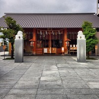 赤城神社 ガラス張りでキレイな拝殿...